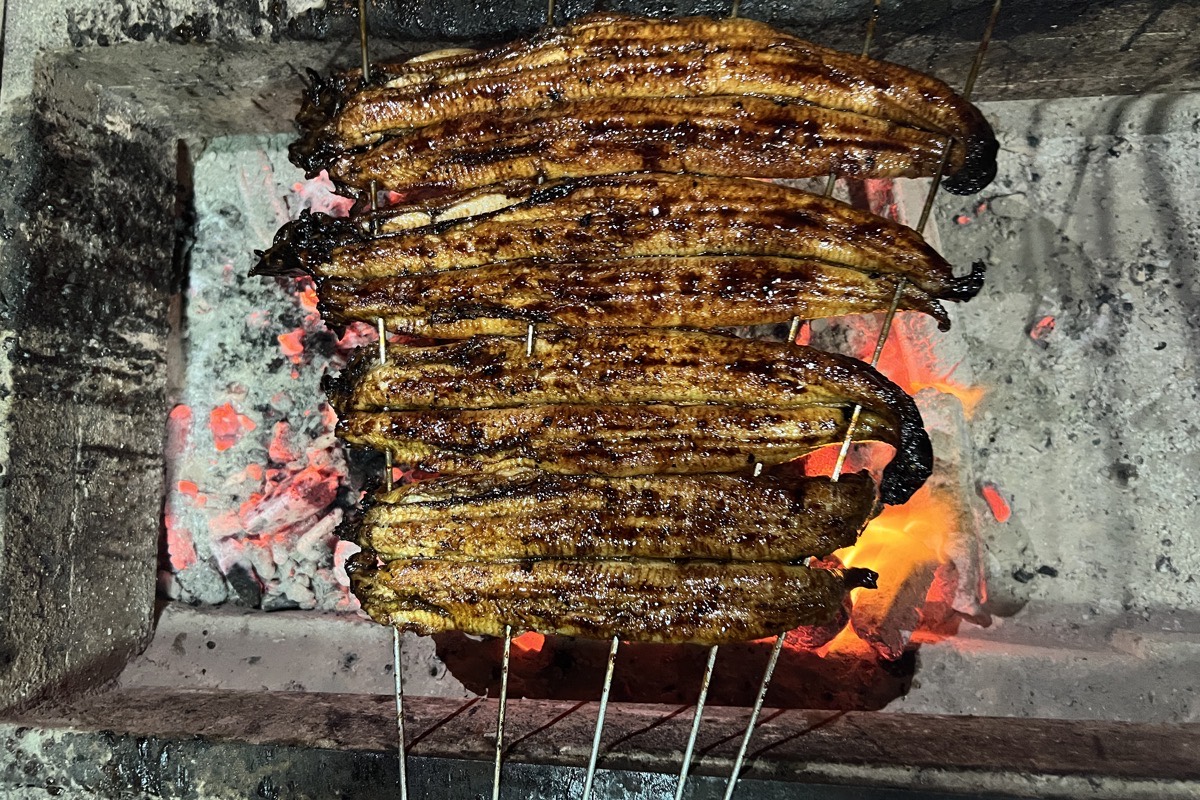 備長炭の炭火でうなぎを焼く様子