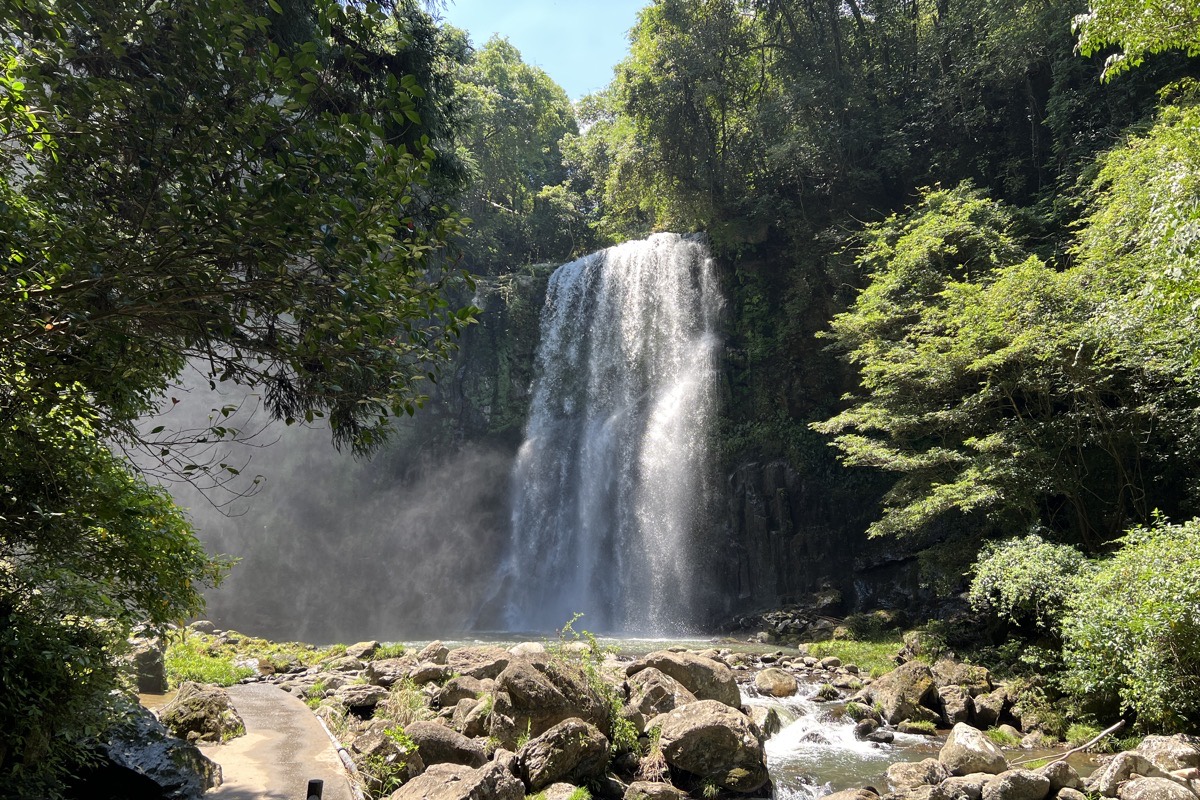天瀬の桜滝と清流